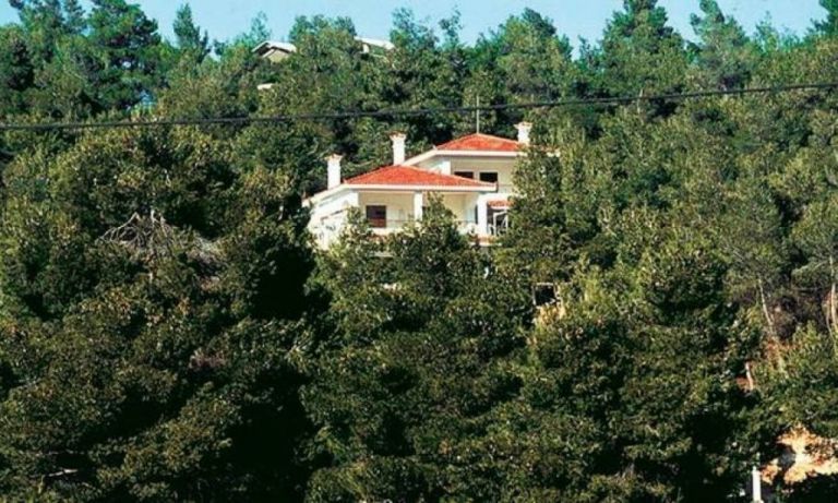 Ο δασάρχης επιστρέφει από την… πίσω πόρτα