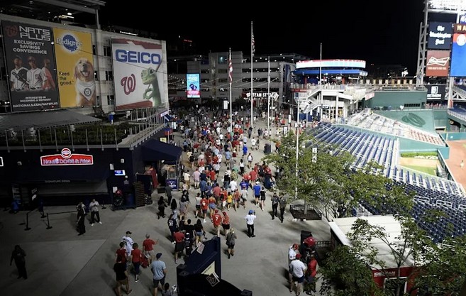 ΗΠΑ: Τρεις άνθρωποι τραυματίστηκαν από σφαίρες έξω από στάδιο μπέιζμπολ στην Ουάσινγκτον