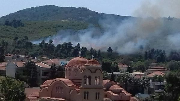 112: Ενεργοποιήθηκε ο μηχανισμός για τη φωτιά στη Σταμάτα – «Ανεξέλεγκτη η κατάσταση, φυσάει πολύ»