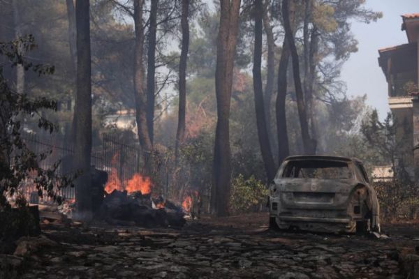 Φωτιά σε Σταμάτα – Ροδόπολη: Σπίτια και αυτοκίνητα έγιναν στάχτη