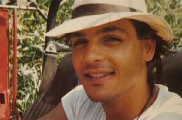 Σταμάτης Γαρδέλης: Η τολμηρή φωτογράφιση του γόη των ’80s με Μεξικανή καλλονή το 1991