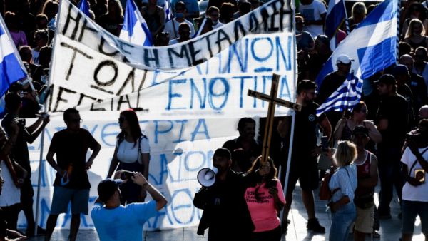 Το Twitter «γλεντάει» τους αντιεμβολιαστές της πλατείας Συντάγματος