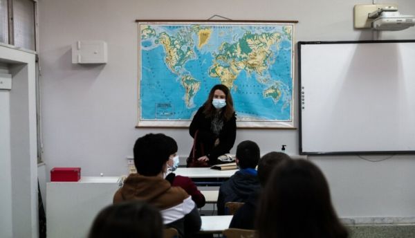 Εμβόλιο: Τι προβλέπει τροπολογία για τους εκπαιδευτικούς – Πότε θα βγαίνουν σε αναστολή