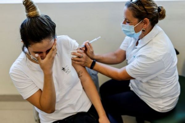 Κοροναϊός: «Πράσινο» φως για τον εμβολιασμό των 16άρηδων μόνο με Pfizer