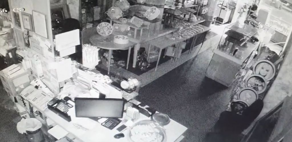 Θεσσαλονίκη: Μπούκαραν σε γνωστό ζαχαροπλαστείο και άρπαξαν την ταμειακή μηχανή