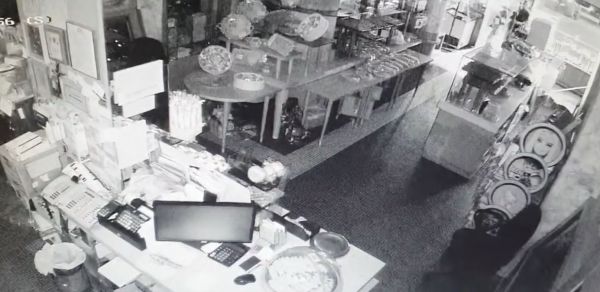 Θεσσαλονίκη: Μπούκαραν σε γνωστό ζαχαροπλαστείο και άρπαξαν την ταμειακή μηχανή