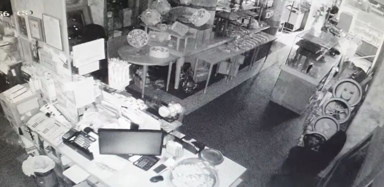 Θεσσαλονίκη: Μπούκαραν σε γνωστό ζαχαροπλαστείο και άρπαξαν την ταμειακή μηχανή