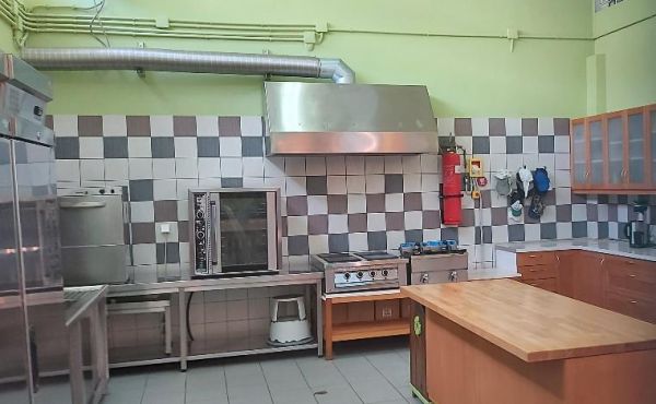 Το άτυπο τζαμί και ο ξενώνας εξαρτημένων