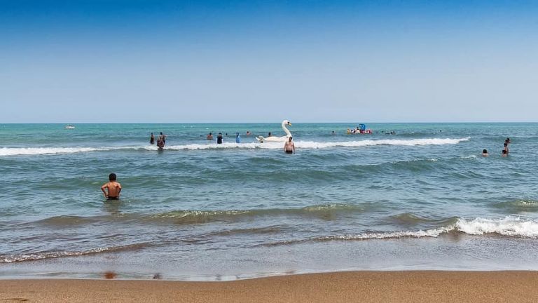Αλγερία: 200 άνθρωποι μολύνθηκαν σε πλαζ – Τα σενάρια για ρύπανση