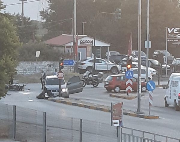 Λάρισα: Σφοδρή σύγκρουση αυτοκινήτου με μηχανή – Ένας τραυματίας