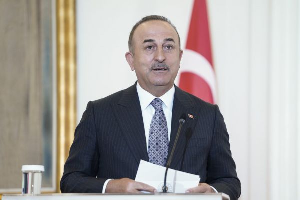 Φωτιές στην Τουρκία: Επίθεση οργισμένων πολιτών στον Τσαβούσογλου