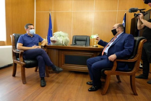 Τσίπρας σε δήμαρχο Δυτικής Λέσβου: Εμείς οι Μηχανικοί οφείλουμε να είμαστε πολυμήχανοι