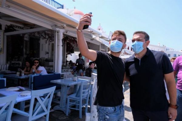 Μύκονος: Ο Τσίπρας συναντά συμμαθητή του και… «εσύ δεν άλλαξες καθόλου ρε π…» (βίντεο)