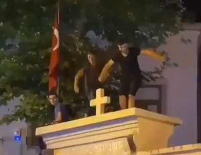 Τουρκία: Μεθυσμένοι χόρευαν πάνω στον τοίχο αρμένικης εκκλησίας – Τρεις συλλήψεις