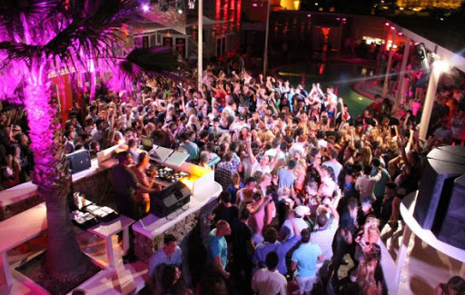 Μύκονος: Αποφάσισαν μοντέλο Ίμπιζα για να κόψουν τα παράνομα πάρτι