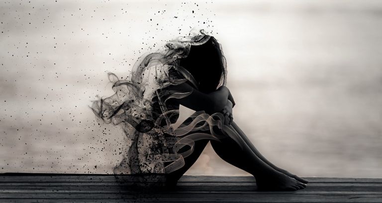 «Χαμογελαστή κατάθλιψη»: 8 σημάδια που πρέπει να σας υποψιάσουν, πριν είναι πολύ αργά