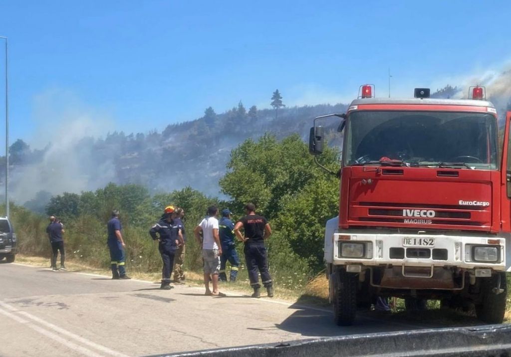 Φωτιές: Δυσμενείς μετεωρολογικές συνθήκες σε Βαρνάβα και Εύβοια