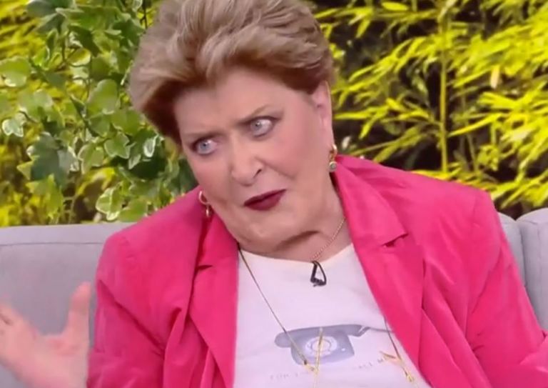 Βάσια Τριφύλλη: Πυροβολεί στον αέρα με «γαλλικά» – «Το βλέπεις ότι πάει να σε π@@@ξει»