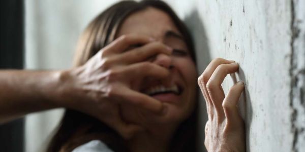 Βιασμός και σεξουαλική παρενόχληση: Τι είναι, τι δεν είναι, τι προβλέπει ο νόμος