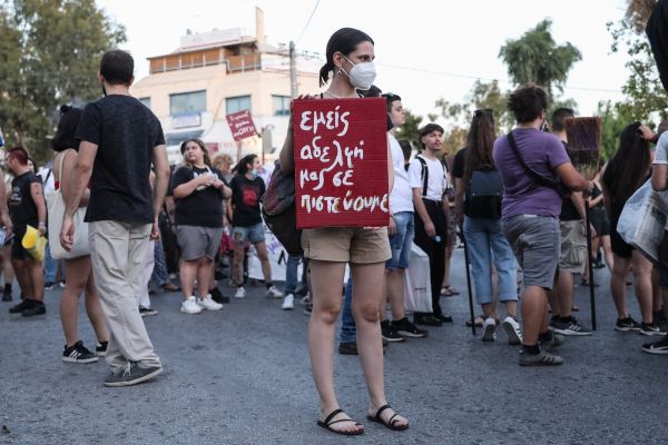 Ηλιούπολη: Συγκέντρωση διαμαρτυρίας στα δικαστήρια όπου απολογούνται οι κακοποιητές της 18χρονης