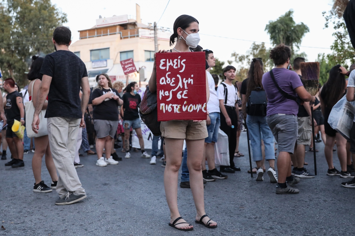 Ηλιούπολη: Συγκέντρωση διαμαρτυρίας στα δικαστήρια όπου απολογούνται οι κακοποιητές της 18χρονης