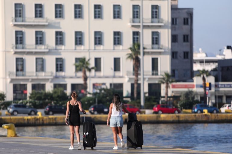 Γεμάτα κόσμο αναχωρούν από το λιμάνι του Πειραιά τα πλοία – Καθυστερήσεις λόγω των ελέγχων