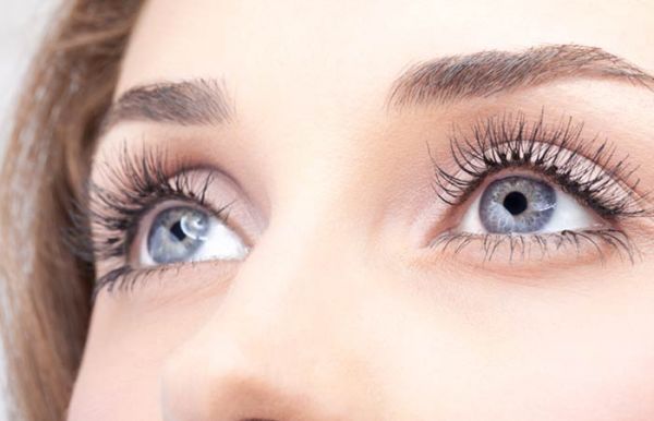 Μακριές βλεφαρίδες: Το τρικ των 15 δευτερολέπτων για σίγουρη επιτυχία