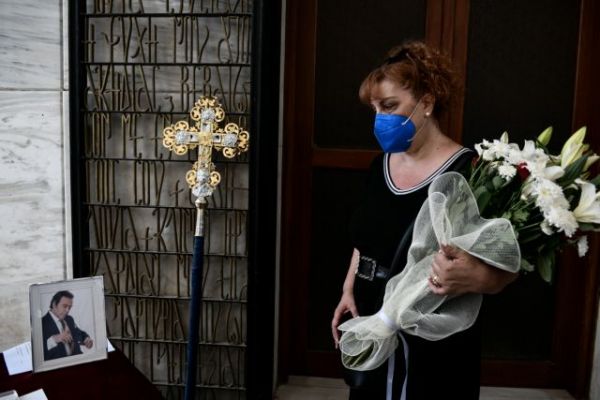 Κηδεία Τόλη Βοσκόπουλου: Συντετριμμένες η Άντζελα Γκερέκου και η κόρη του Μαρία