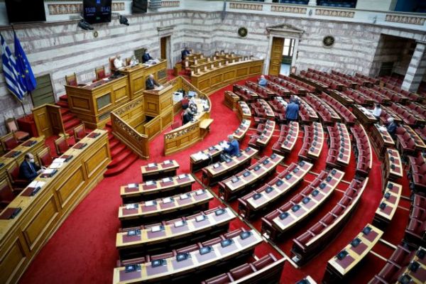 Ψηφίστηκε το ν/σ για το «πρόγραμμα Ηρακλής 2»: Αντιπαράθεση στη Βουλή για κόκκινα δάνεια και μικρομεσαίες επιχειρήσεις