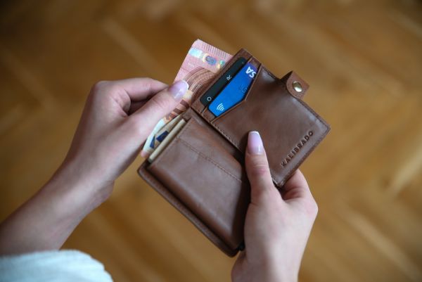 Λάρισα: Φοιτήτριες βρήκαν πορτοφόλι με 8.000 ευρώ και το παρέδωσαν στην Αστυνομία