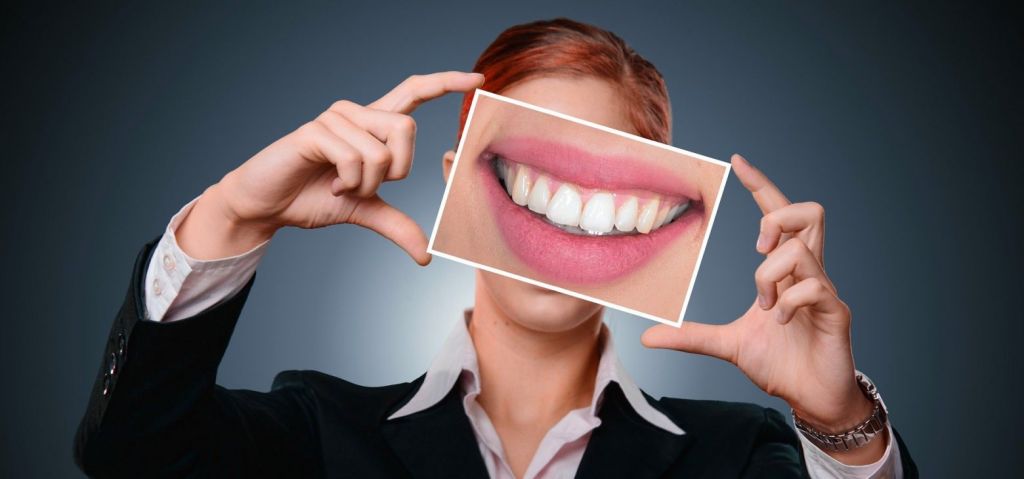 Κίτρινα δόντια: Αυτά είναι τα λάθη που κάνετε