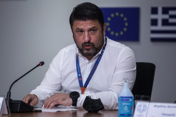 Κοροναϊός: Έκτακτες ανακοινώσεις Χαρδαλιά στις 19:00 μετά την έκρηξη κρουσμάτων