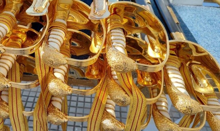 Το ξίφος, η πουλάδα και οι νέοι ανθυποσμηναγοί