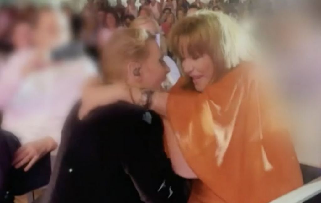 Σπάνια δημόσια εμφάνιση της Μαίρης Χρονοπούλου – Διασκέδασε στον Τάκη Ζαχαράτο