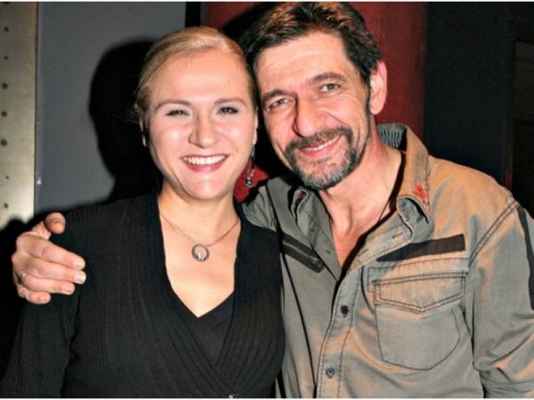 Γεράσιμος Σκιαδαρέσης – Μπέσυ Μάλφα: Η 24χρονη κόρη τους ποζάρει ολόγυμνη στην παραλία