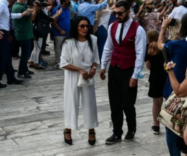 Κηδεία Τόλη Βοσκόπουλου: Ντυμένη στα λευκά τον αποχαιρέτησε η Ζωζώ Σαπουντζάκη