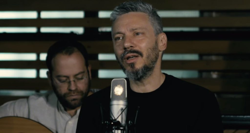 «Ανάθεμα Τον Αίτιο»: Ο Αλκίνοος Ιωαννίδης συναντά την Εστουδιαντίνα Νέας Ιωνίας