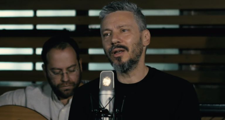 «Ανάθεμα Τον Αίτιο»: Ο Αλκίνοος Ιωαννίδης συναντά την Εστουδιαντίνα Νέας Ιωνίας