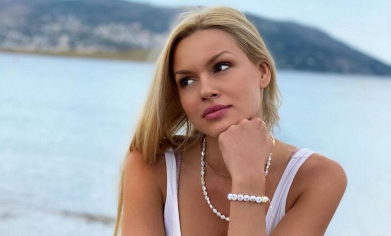 Η Βίκυ Κάββουρα άναψε φωτιές στο Instagram ποζάροντας με μαγιώ