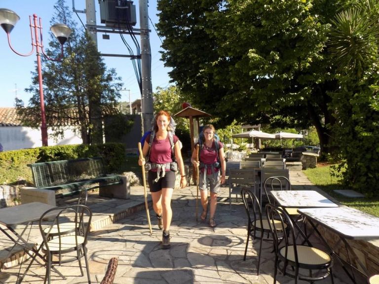 Από το Παρίσι στα Ιεροσόλυμα με τα πόδια μέσω…Φυλής