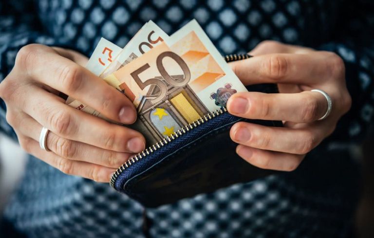 Έρευνα: Το 83% δηλώνει πως ο κατώτατος μισθός δεν επιτρέπει αξιοπρεπή διαβίωση