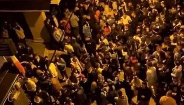 Κοροναϊός: «Καμπανάκι» για τα πάρτι – 6.400 κρούσματα την ημέρα μέχρι τον Δεκαπενταύγουστο