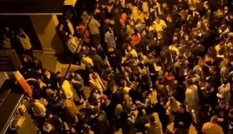 Κοροναϊός: «Καμπανάκι» για τα πάρτι – 6.400 κρούσματα την ημέρα μέχρι τον Δεκαπενταύγουστο