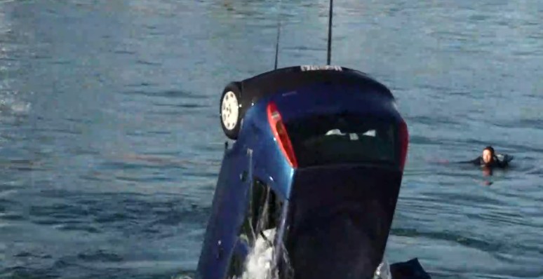 Κόρινθος: Αυτοκίνητο με έναν επιβαίνοντα εντοπίστηκε μέσα στη θάλασσα