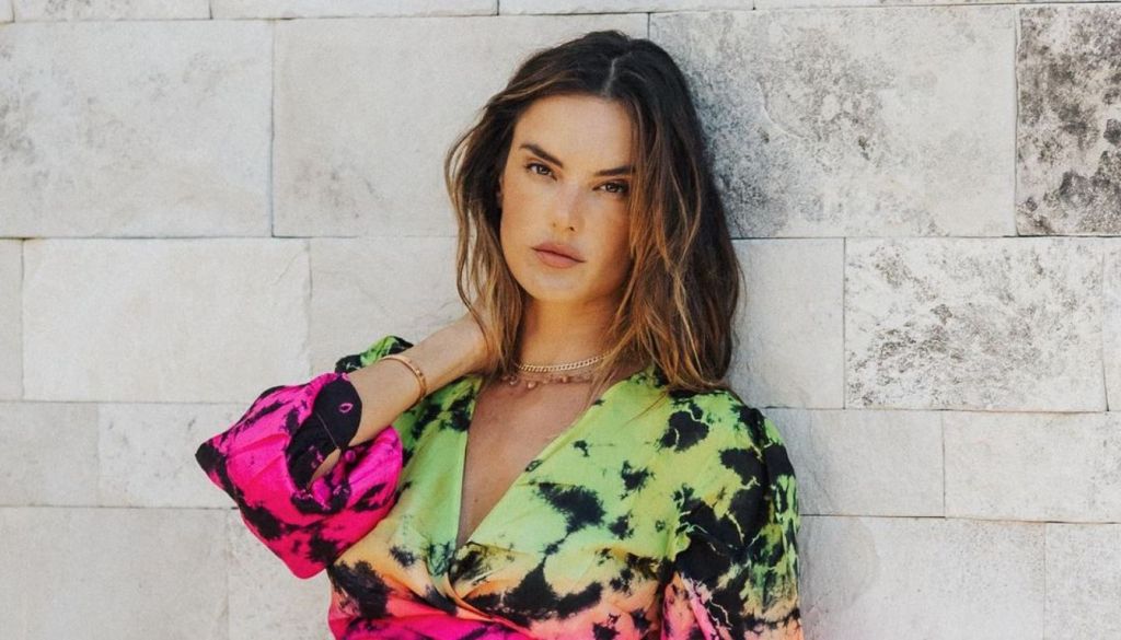 Αλεσάντρα Αμπρόσιο: Πήραν «φωτιά» τα social media από τις σέξι πόζες της