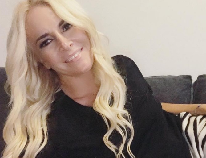 Μαρία Ανδρούτσου: Κάνει δουλειές του σπιτιού με μπικίνι και μας αφήνει άφωνους με το σώμα της!