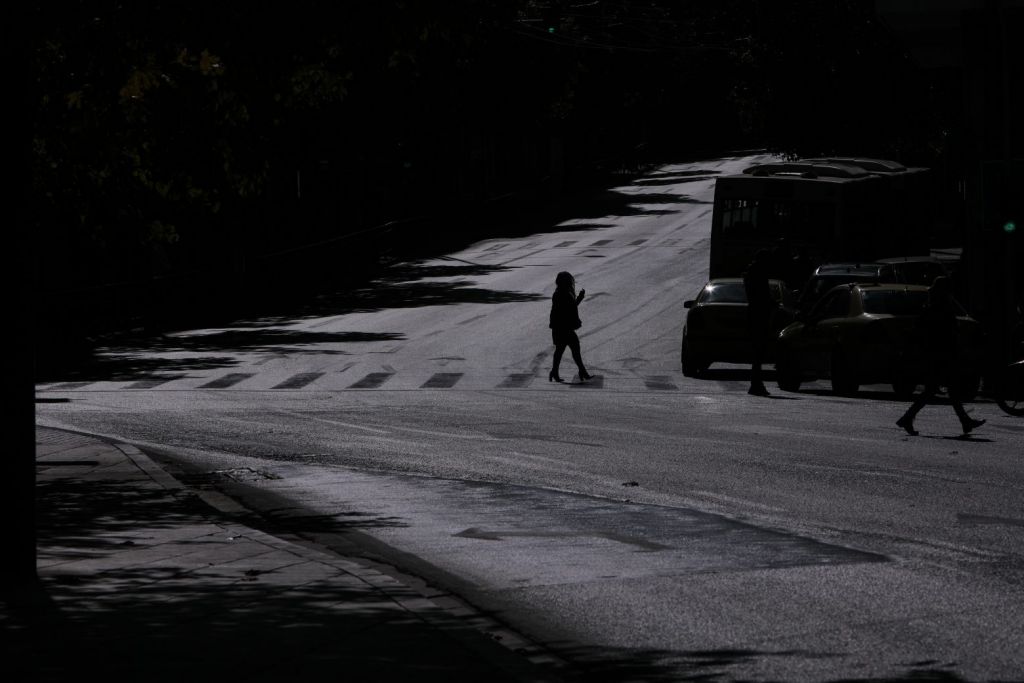 Κόκκινος συναγερμός: Σκέψεις για… εκ νέου απαγόρευση κυκλοφορίας και «σιωπή» στην εστίαση