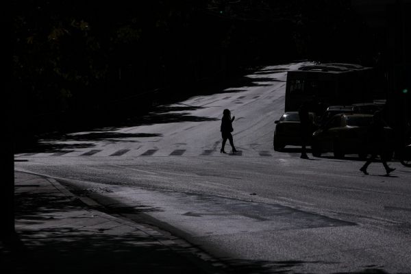 Κόκκινος συναγερμός: Σκέψεις για… εκ νέου απαγόρευση κυκλοφορίας και «σιωπή» στην εστίαση