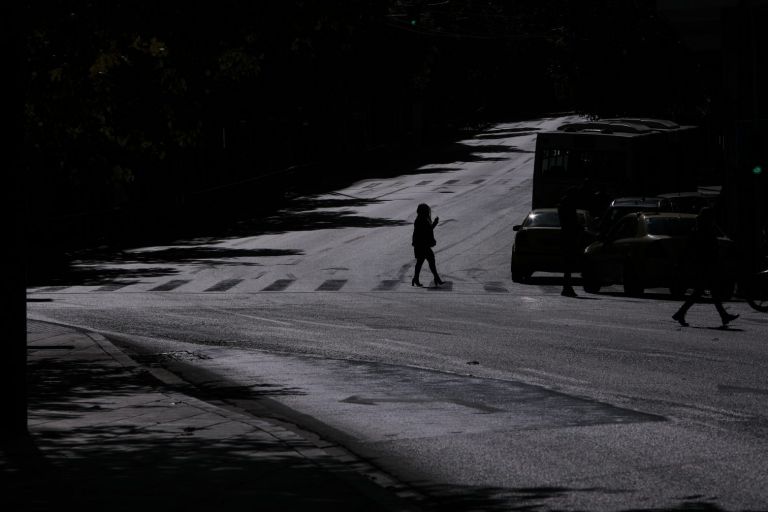 Κόκκινος συναγερμός: Σκέψεις για… εκ νέου απαγόρευση κυκλοφορίας και «σιωπή» στην εστίαση