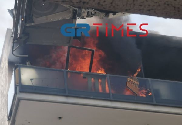 Καλαμαριά: Φωτιά και εκρήξεις σε διαμέρισμα -Συγκίνηση όταν οι πυροσβέστες έσωσαν ένα γατάκι